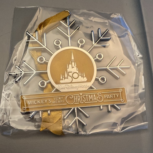 Disney World Mickey’s Very Merry Christmas Party 50th Anniversary 2022 Party Set - Picture 2 of 7